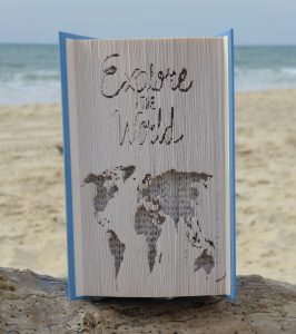 Livres pliés Explore the world avec une mappemonde